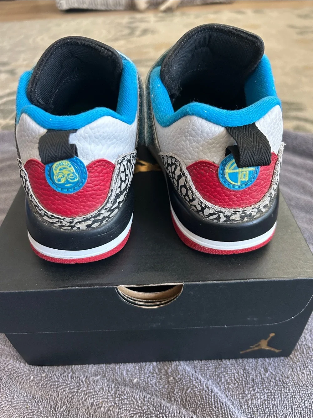 Jordan Boys’ Spizike Low SE in size 2.5 in White, Blue, Red, Black